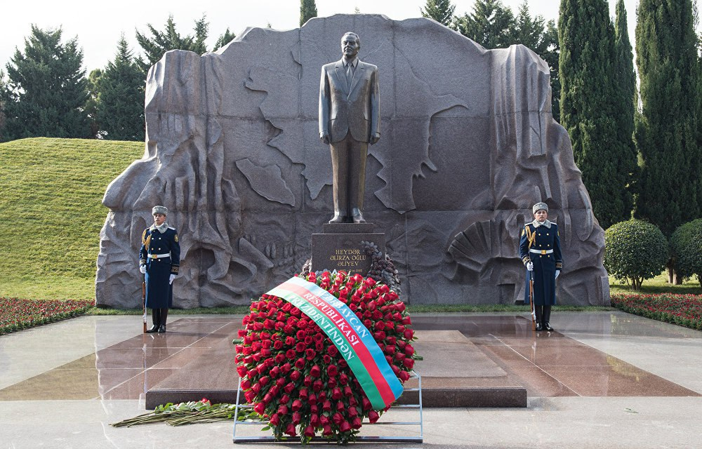 Азербайджанский народ чтит память общенационального лидера Гейдара Алиева - ФОТО