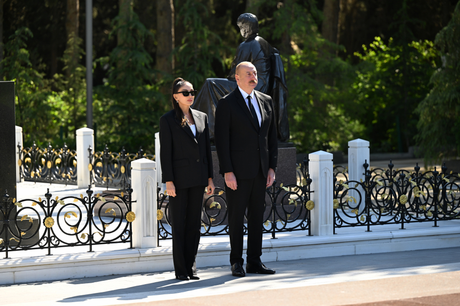 Президент Ильхам Алиев и первая леди Мехрибан Алиева посетили могилу великого лидера Гейдара Алиева - ФОТО