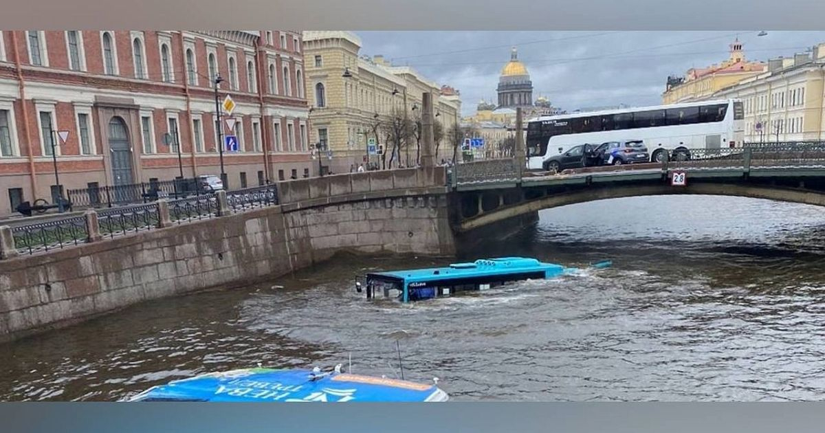Автобус с людьми внутри упал с моста в реку в Санкт-Петербурге - ВИДЕО