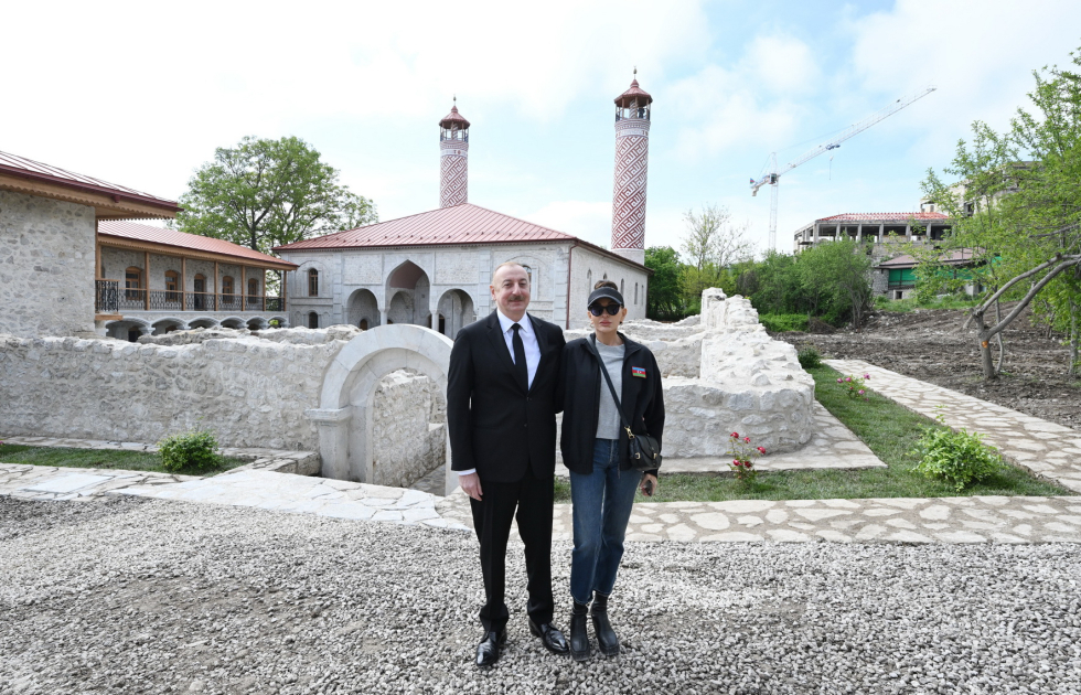 Ильхам Алиев и Мехрибан Алиева ознакомились с реставрацией в мечети Ашагы Говхар ага в Шуше - ФОТО