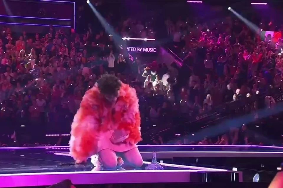 Победитель "Евровидения-2024" разбил свою награду прямо на сцене - ВИДЕО