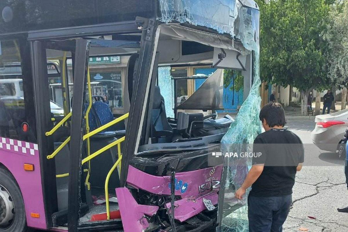 В Баку столкнулись два пассажирских автобуса: