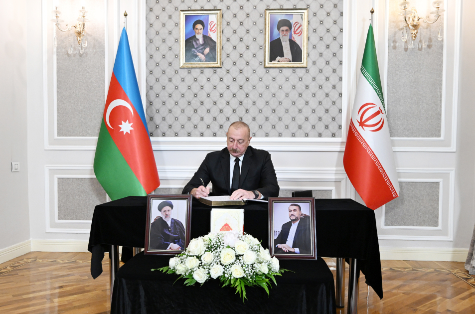 Ильхам Алиев посетил посольство Ирана и выразил соболезнования в связи с гибелью президента Раиси - ОБНОВЛЕНО - ФОТО