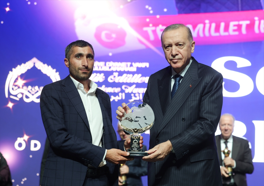 Эрдоган наградил азербайджанца, собиравшего помощь для жителей зоны бедствия в Турции - ФОТО