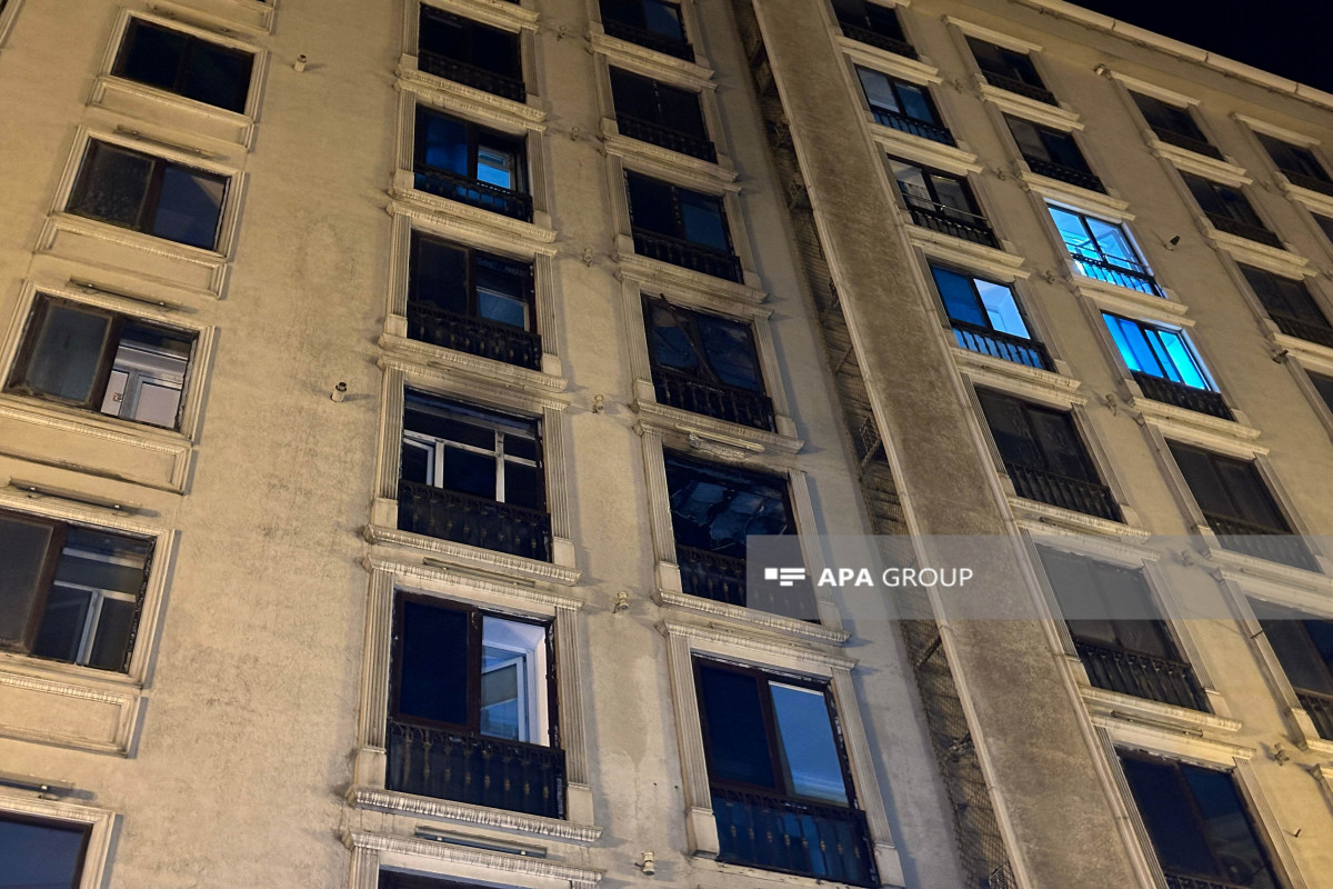 Пожар в многоэтажке в Баку: десятки жильцов эвакуированы - ФОТО