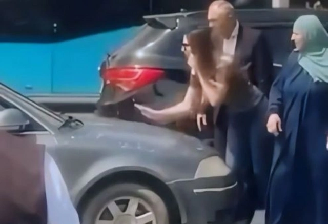 Дорожный беспредел в Баку: женщина преградила путь автомобилю и набросилась с кулаками - ВИДЕО
