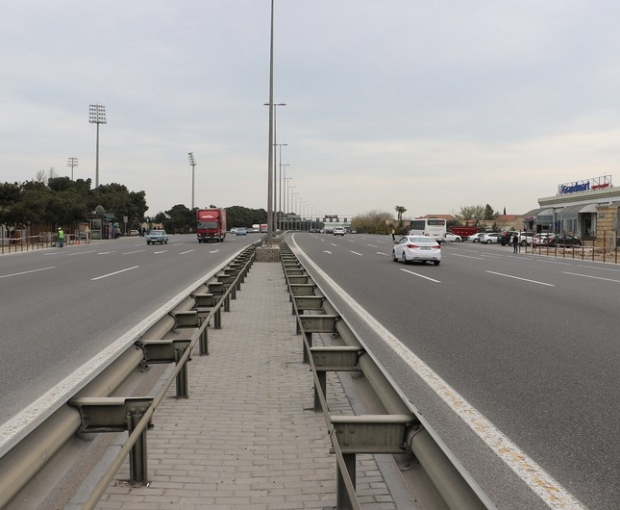 В Баку началось строительство надземного пешеходного перехода  - ФОТО
