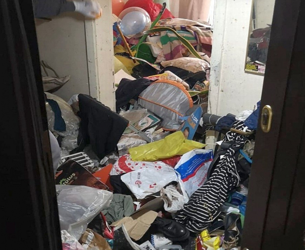 Шокирующий инцидент: Из квартиры извлекли 12 тонн мусора - ФОТО