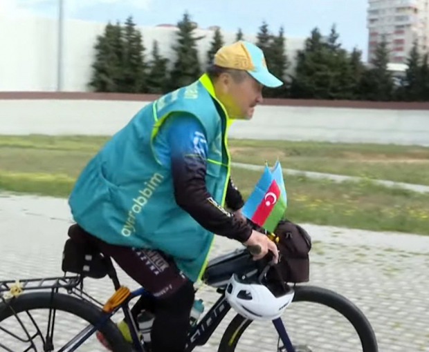 Казахстанец проедет на велосипеде из Баку в Париж - ВИДЕО