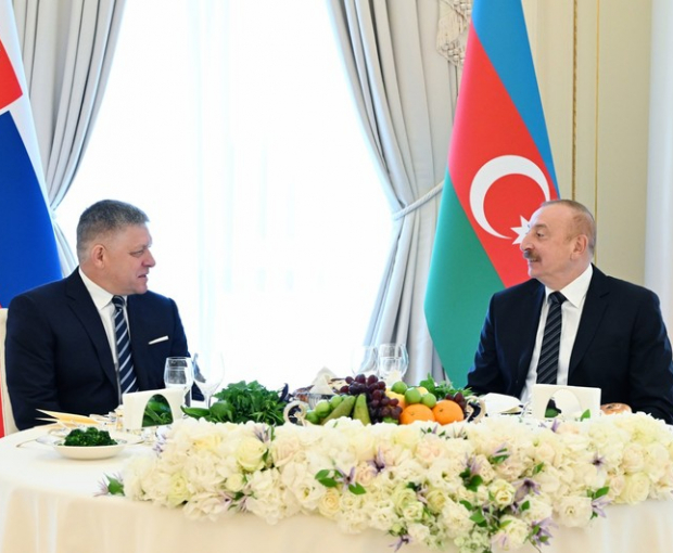 От имени Президента Ильхама Алиева дан официальный обед в честь премьер-министра Словакии