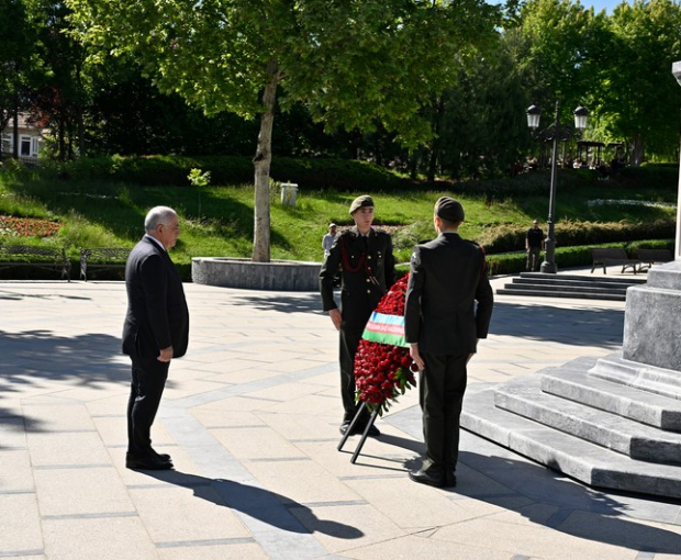Али Асадов посетил памятник Гейдару Алиеву в Анкаре
