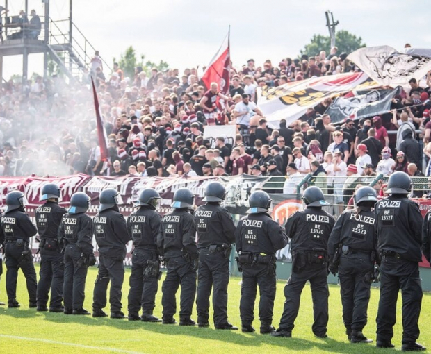 В Берлине во время футбольного матча пострадали 155 полицейских - ВИДЕО