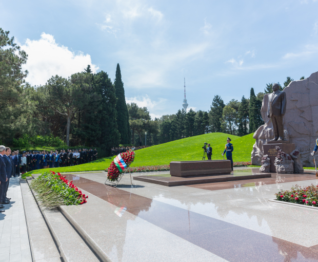 Коллектив AZAL почтил память великого лидера Гейдара Алиева - ФОТО