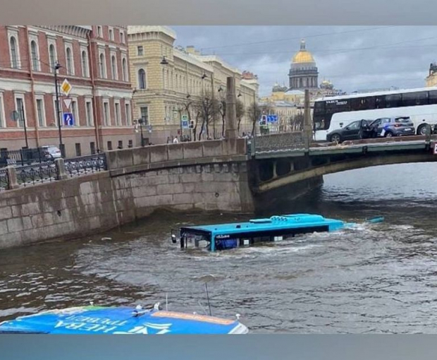 Автобус с людьми внутри упал с моста в реку в Санкт-Петербурге - ВИДЕО