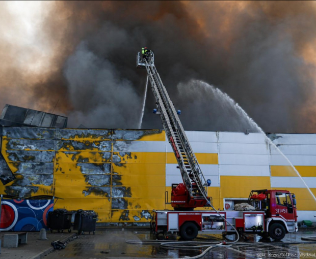 В Варшаве пожар полностью уничтожил крупный торговый центр - ОБНОВЛЕНО - ВИДЕО