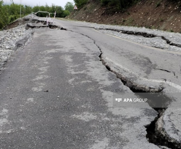 Сильный дождь сделал дорогу Лахыдж-Дамирчи непроходимой - ФОТО