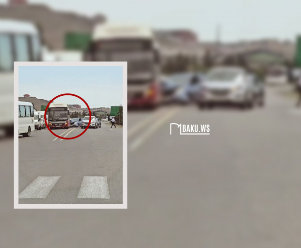 ДТП возле ТЦ Садарак: столкнулись Prius и BakuBus - ВИДЕО