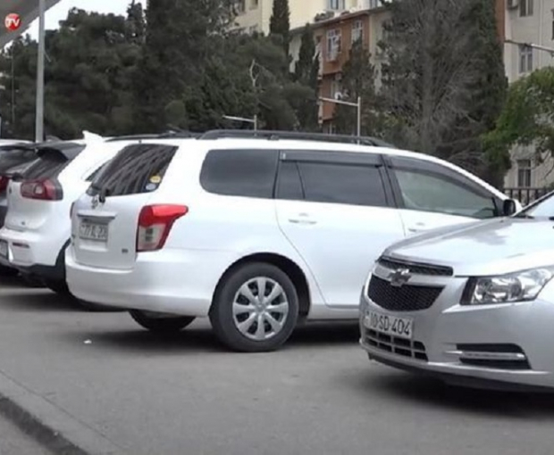 Бакинские водители игнорируют правила парковки: тротуары превращаются в стоянки - ВИДЕО