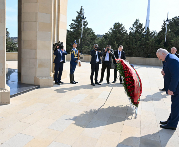 Президент Беларуси Александр Лукашенко посетил Аллею шехидов - ФОТО