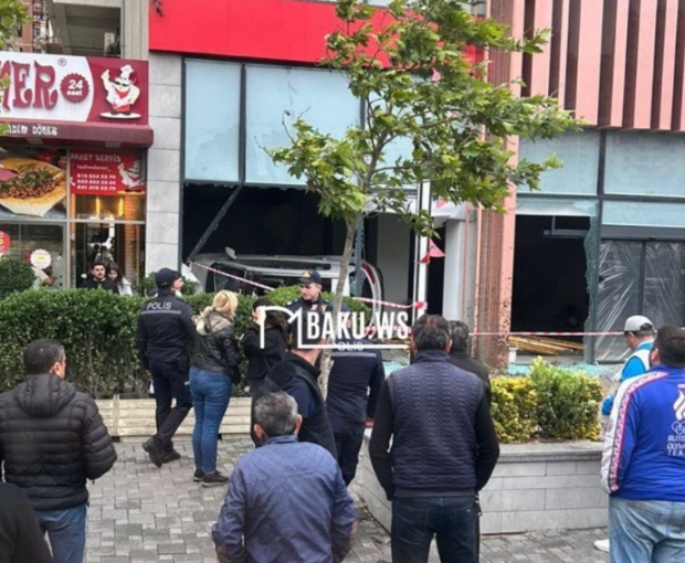 Шокирующее ДТП в Баку: автомобиль влетел в магазин и перевернулся - ВИДЕО