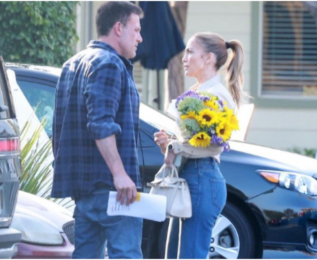 Дженнифер Лопес с цветами и Беном Аффлеком вышла на публику после слухов о разводе