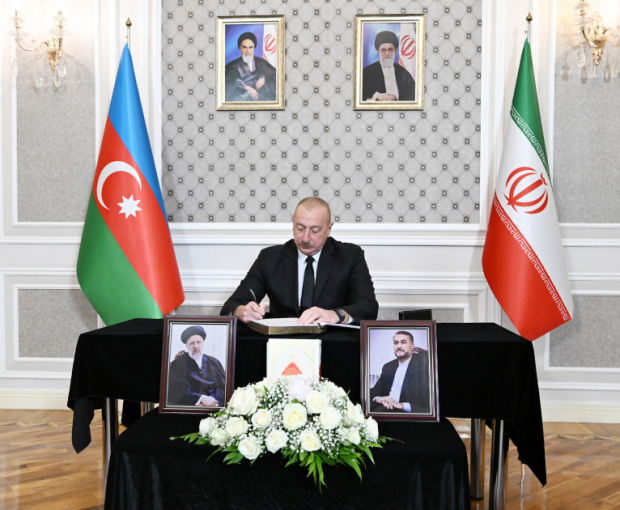 Ильхам Алиев посетил посольство Ирана и выразил соболезнования в связи с гибелью президента Раиси - ФОТО