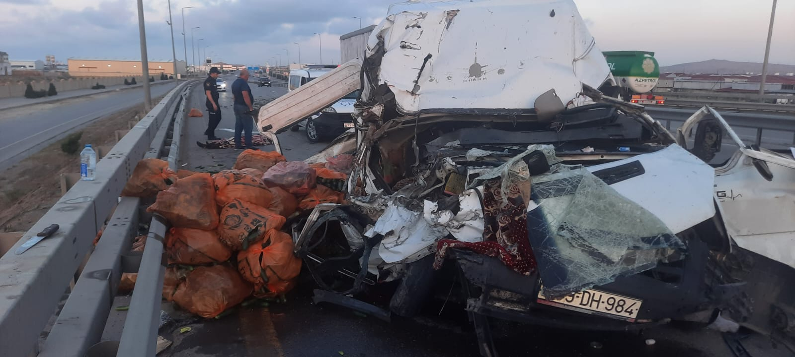 Страшная авария в Баку: один человек погиб, другой - в тяжелом состоянии - ФОТО