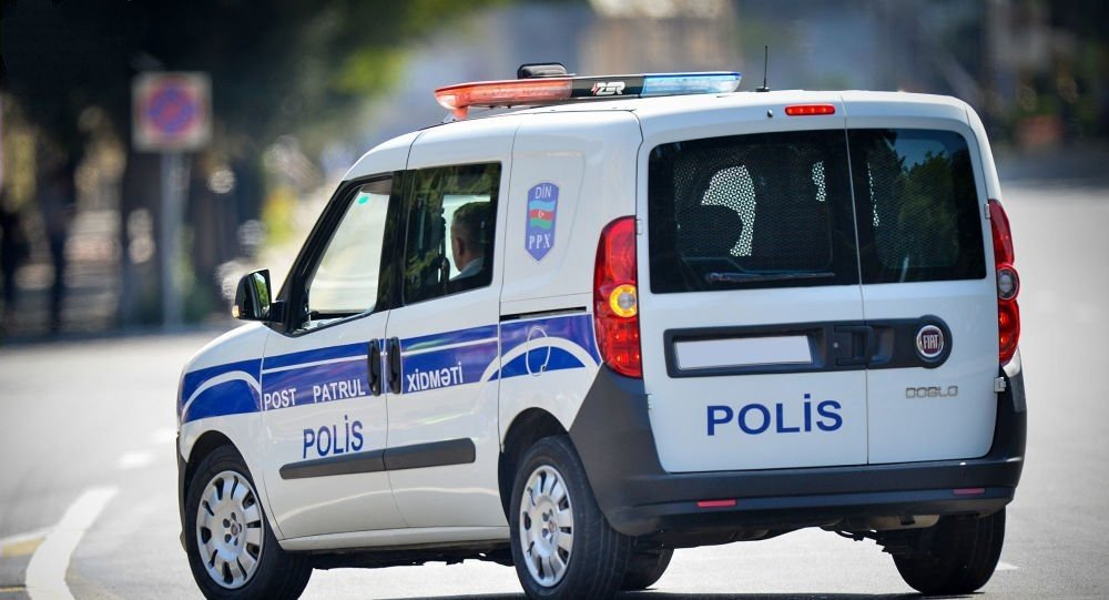 В Баку произошла авария с участием полицейской машины - ФОТО