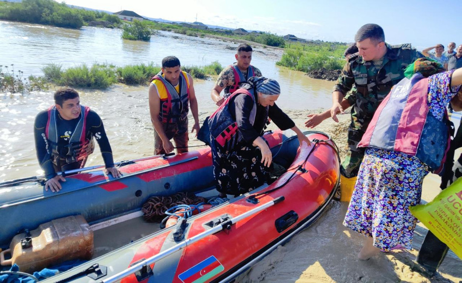 Наводнение в Гаджигабуле: жителей эвакуировали на лодках - ФОТО/ВИДЕО
