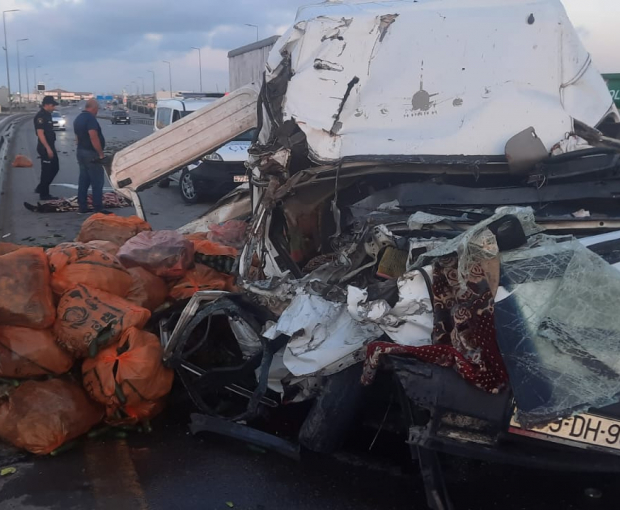 Страшная авария в Баку: один человек погиб, другой - в тяжелом состоянии - ФОТО