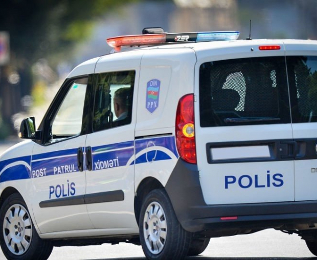 В Баку произошла авария с участием полицейской машины - ФОТО