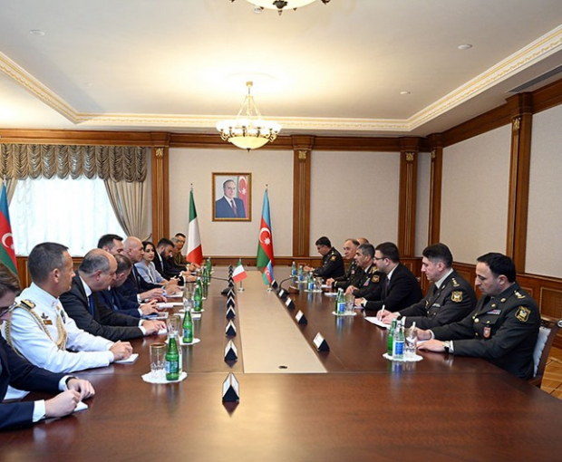 Состоялась встреча министров обороны Азербайджана и Италии - ФОТО
