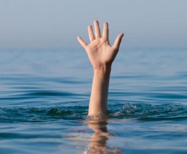 В Сумгайыте в море упали два человека: один из них спасен