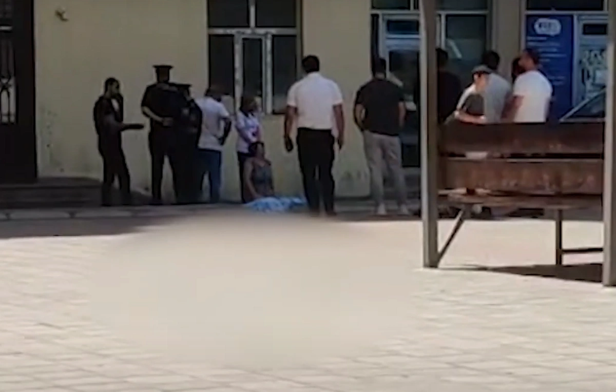 Стали известны подробности в связи с женщиной, бросившейся с 12-го этажа здания в Баку - ОБНОВЛЕНО + ВИДЕО