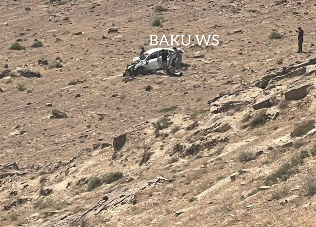 ДТП в Баку: Машина упала в овраг - ФОТО