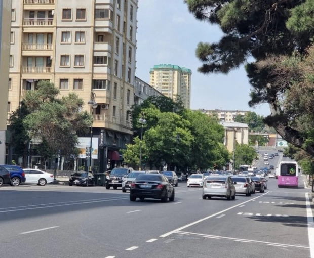 На еще одной улице в Баку организована автобусная полоса движения