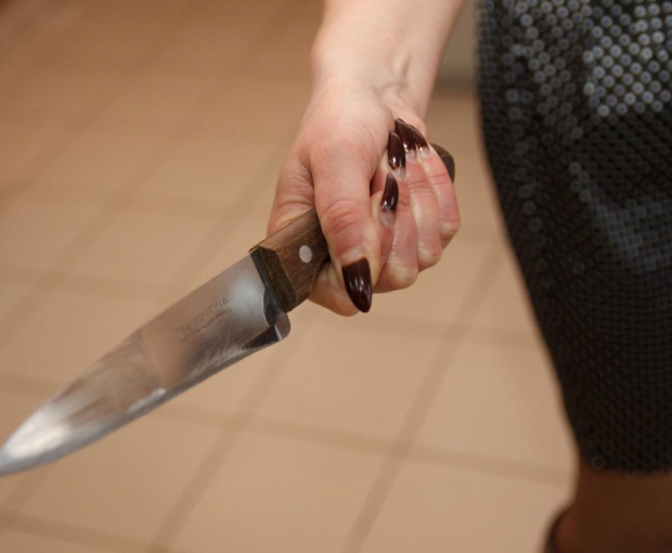 В Баку девушка нанесла ножевое ранение своему отцу