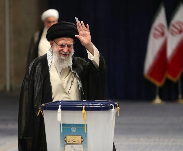Верховный лидер Ирана проголосовал во втором туре президентских выборов